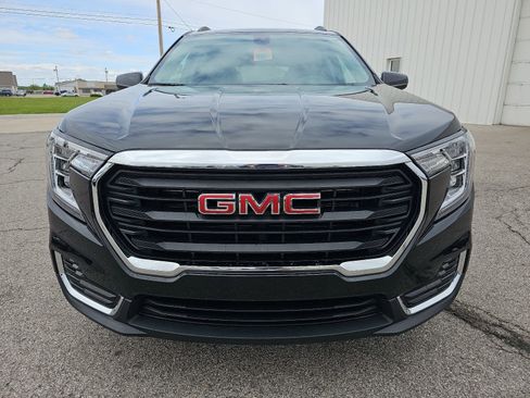 Used 2024 GMC Terrain SLE w/ Driver Convenience Package FWD image 2