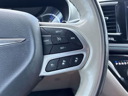 Used 2020 Chrysler Pacifica Limited w/ Advanced Safetytec Group FWD image 25