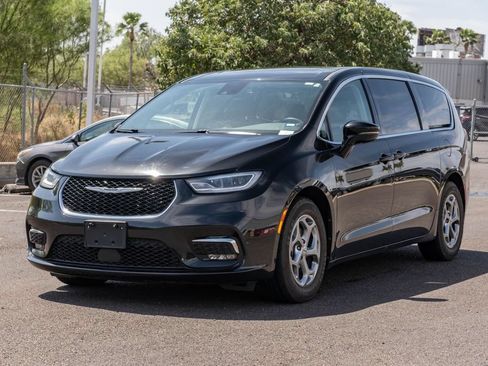 Used 2024 Chrysler Pacifica Limited FWD image 3