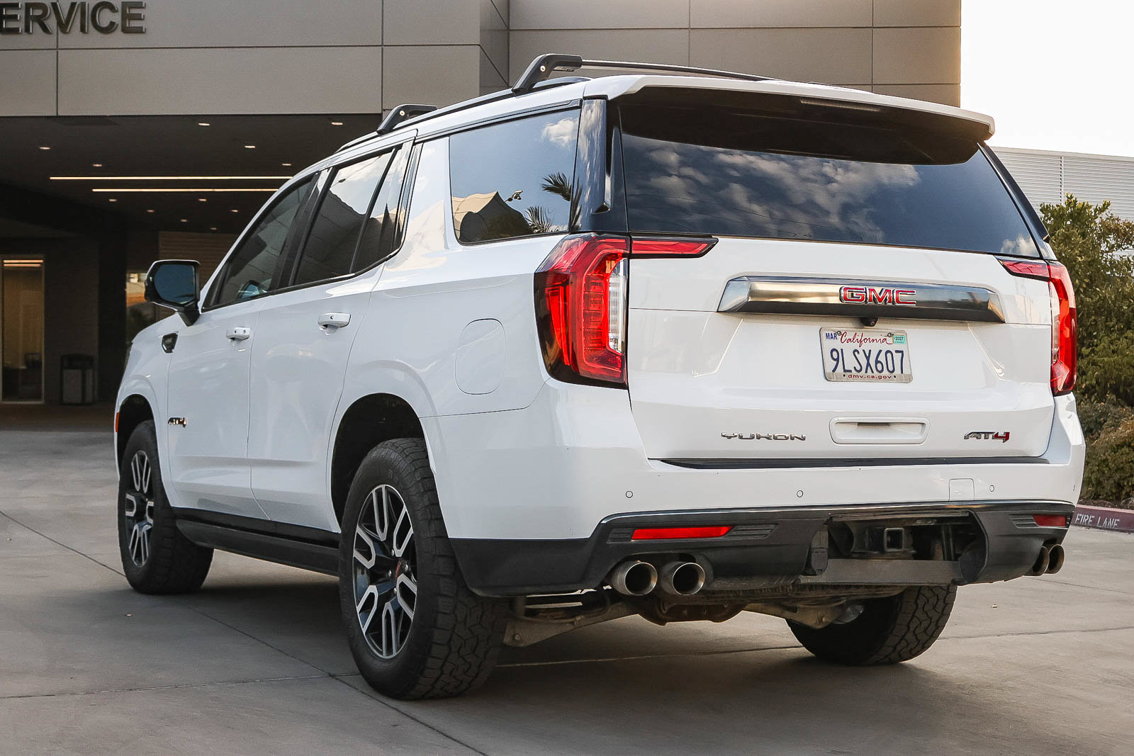 Used 2024 GMC Yukon AT4 w/ AT4 Premium Plus Package AWD/4WD image 7