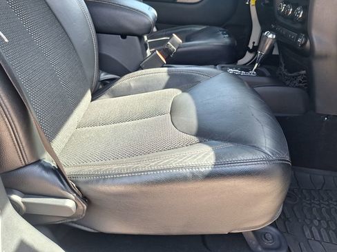 Used 2016 Jeep Wrangler Unlimited Sahara image 23