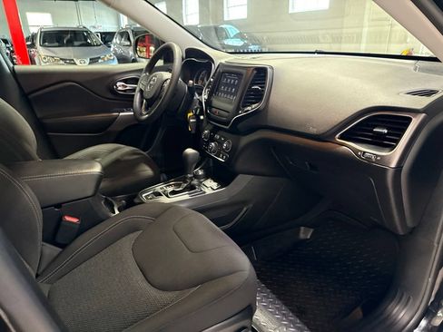 Used 2020 Jeep Cherokee Latitude AWD/4WD image 34
