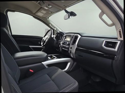 Used 2017 Nissan Titan SV image 17