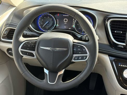 Used 2023 Chrysler Pacifica Touring-L FWD image 13