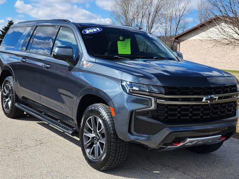 Used 2021 Chevrolet Suburban Z71 w/ Luxury Package image 2