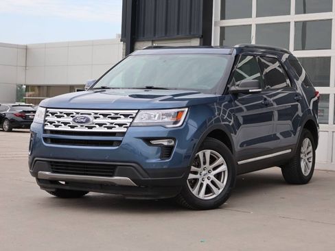 Used 2019 Ford Explorer XLT w/ Equipment Group 202A AWD/4WD image 3