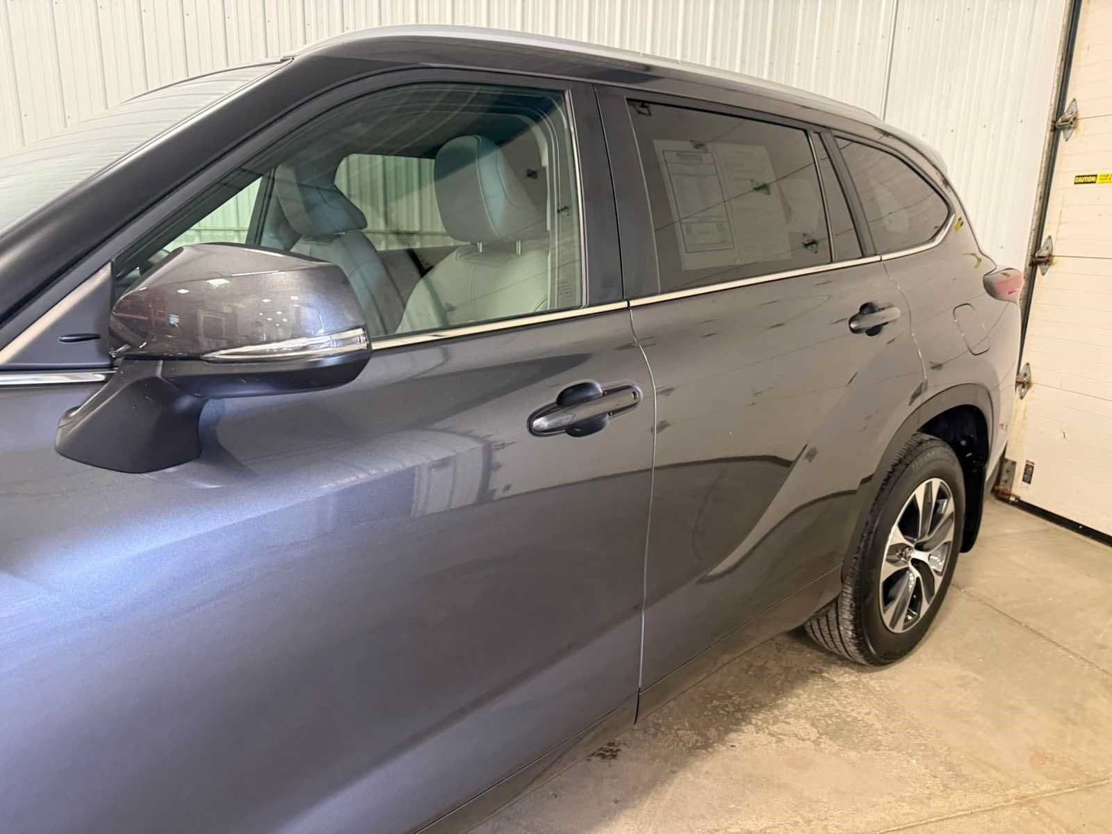 Used 2024 Toyota Highlander XLE AWD/4WD image 7