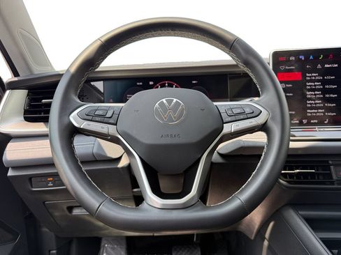 Used 2025 Volkswagen Tiguan SE AWD/4WD image 12