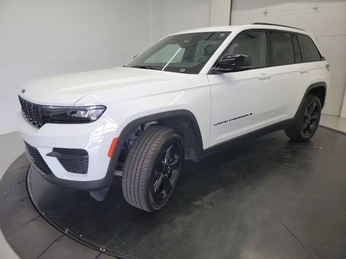 Used 2022 Jeep Grand Cherokee Altitude AWD/4WD image 3
