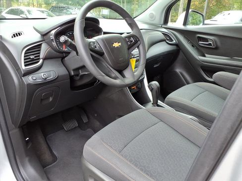 Certified 2022 Chevrolet Trax LS w/ Tint and Cruise Package image 14