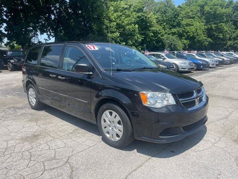 Used 2017 Dodge Grand Caravan w/ UConnect Hands-Free Group FWD image 3