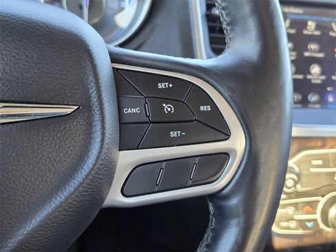 Used 2018 Chrysler 300 Limited image 26