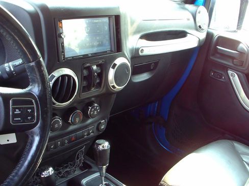 Used 2015 Jeep Wrangler Unlimited Sahara w/ Katzkin Premium Leather Group AWD/4WD image 12