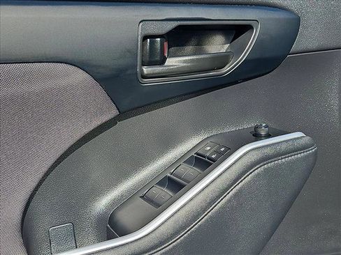 Used 2023 Toyota Highlander LE FWD image 12