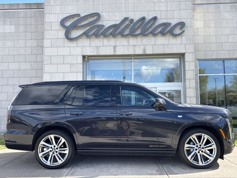 Used 2025 Cadillac Escalade Sport Platinum AWD/4WD image 3