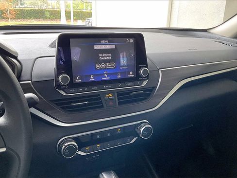 Used 2025 Nissan Altima 2.5 SV image 10