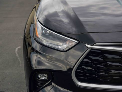 Certified 2022 Toyota Highlander XLE image 12