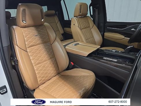 Used 2022 Cadillac Escalade ESV Premium Luxury image 16