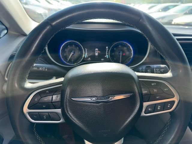 Used 2023 Chrysler Pacifica Touring-L FWD image 11