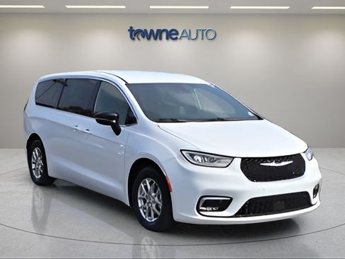 Used 2025 Chrysler Pacifica Select FWD image 11