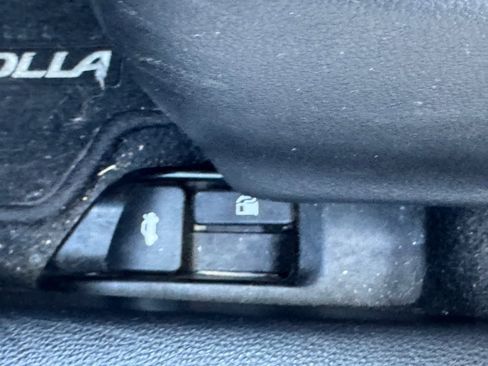 Used 2021 Toyota Corolla LE image 15