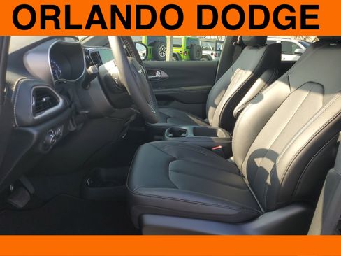 New 2026 Chrysler Pacifica Select image 9