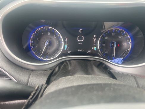 Used 2019 Chrysler Pacifica Touring Plus w/ Advanced Safetytec Group FWD image 2