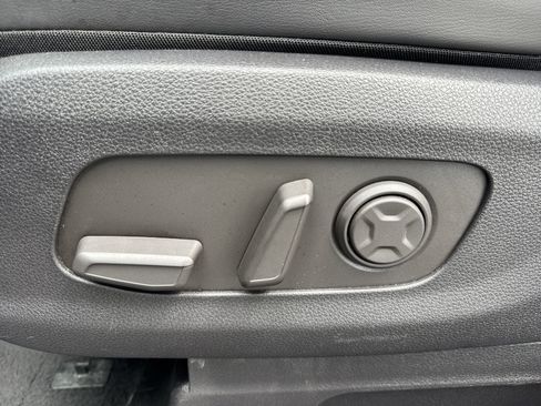 Used 2025 Kia Carnival image 12