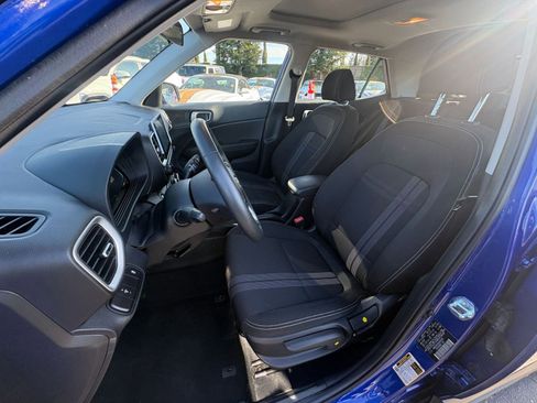 Used 2025 Hyundai Venue SEL image 36