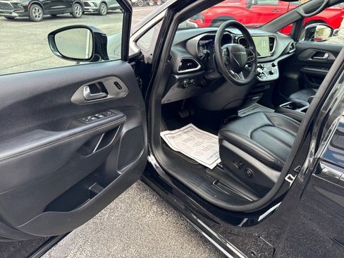 Used 2025 Chrysler Pacifica Select FWD image 13