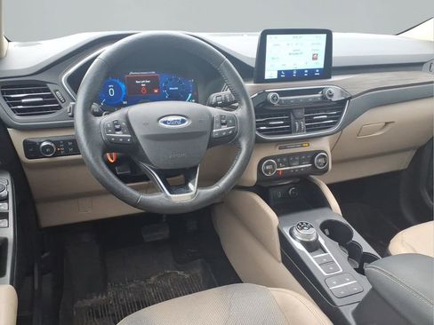 Used 2020 Ford Escape Titanium image 4