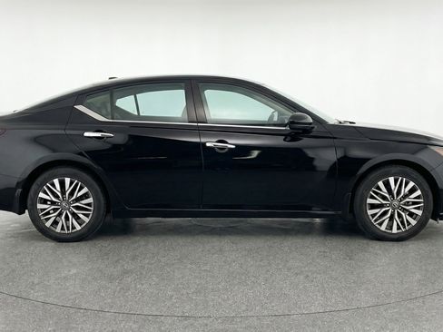 Used 2025 Nissan Altima 2.5 SV FWD image 11