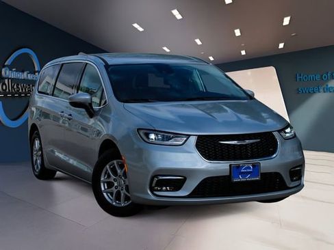 Used 2023 Chrysler Pacifica Touring-L image 3