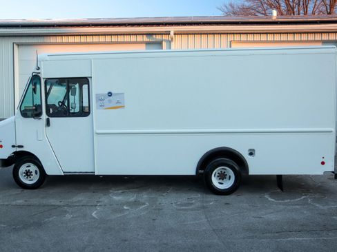 Used 2016 Ford E-350 and Econoline 350 Super Duty w/ A/C Prep Package image 6