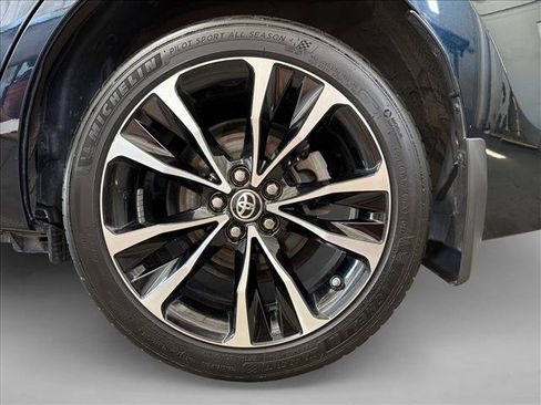 Used 2018 Toyota Corolla SE w/ SE Premium Package FWD image 9