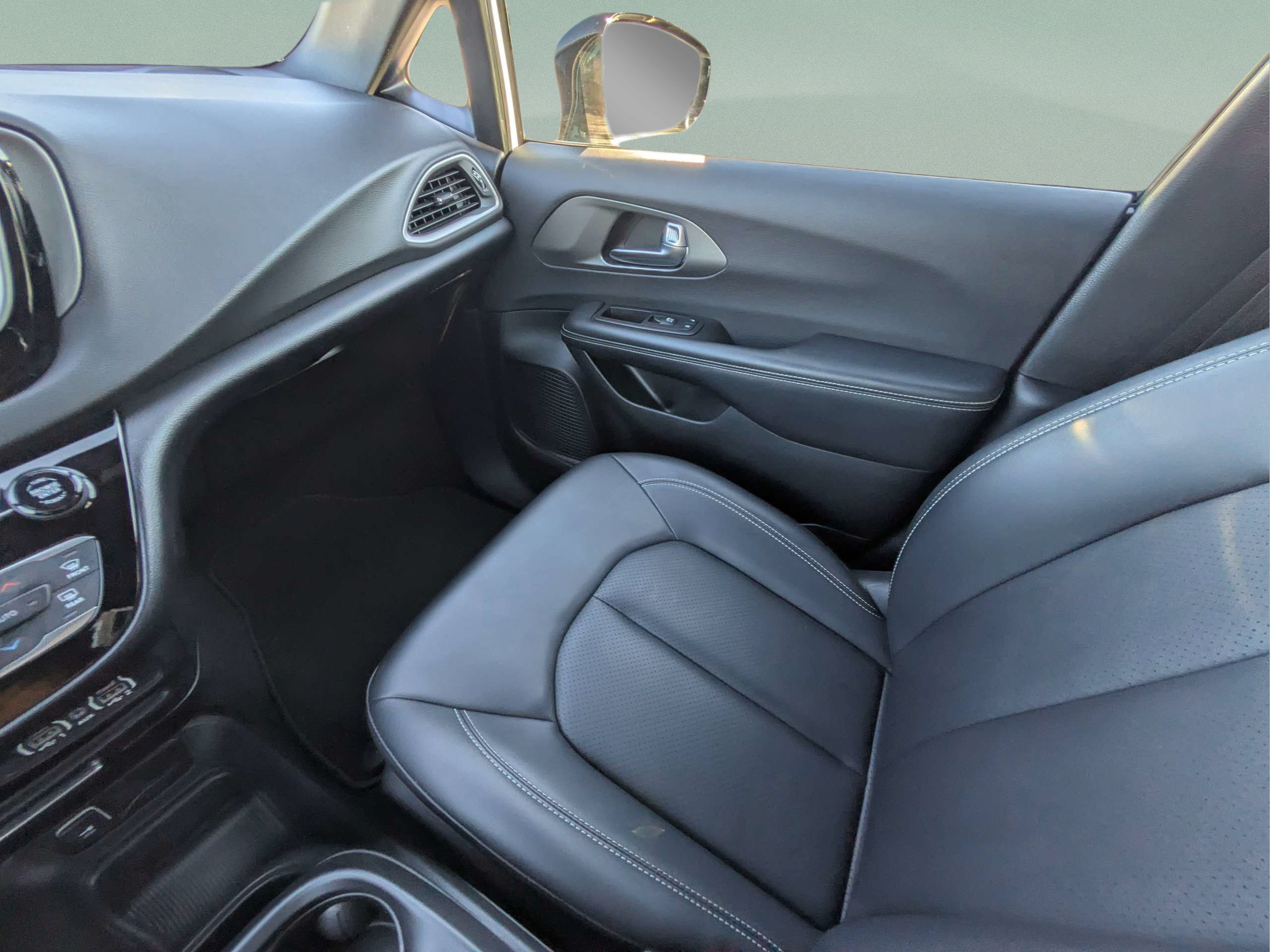 Used 2025 Chrysler Pacifica Select FWD image 13