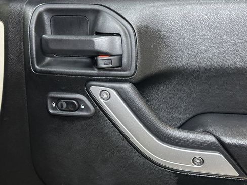 Used 2018 Jeep Wrangler Unlimited Rubicon w/ Connectivity Group image 37