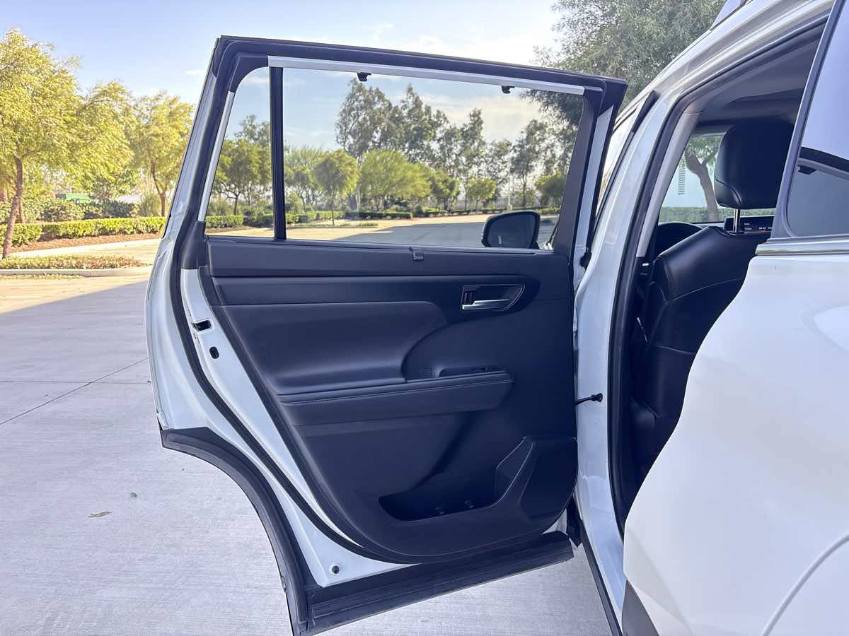 Used 2020 Toyota Highlander XLE FWD image 8