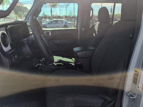 Used 2024 Jeep Wrangler Unlimited image 9