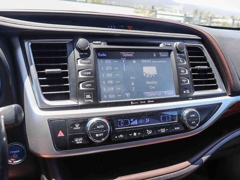 Used 2019 Toyota Highlander Limited Platinum w/ Carpet Mat Package (TMS) AWD/4WD image 24