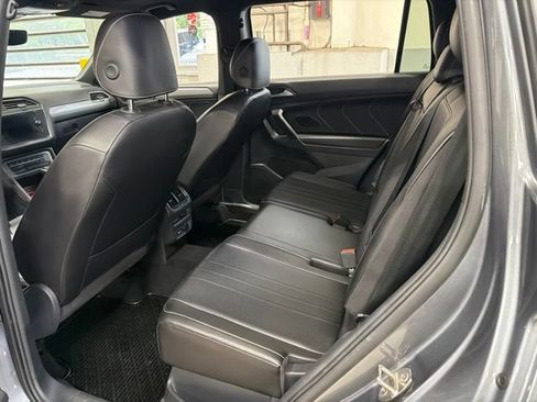 Used 2022 Volkswagen Tiguan SE R-Line AWD/4WD image 6