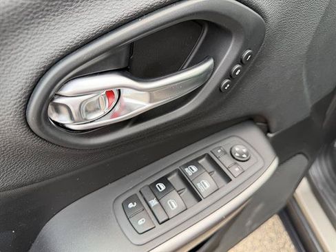 Used 2019 Jeep Cherokee Limited w/ Luxury Group AWD/4WD image 27