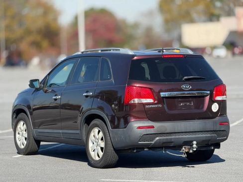 Used 2012 Kia Sorento LX w/ Third Row Pkg image 10