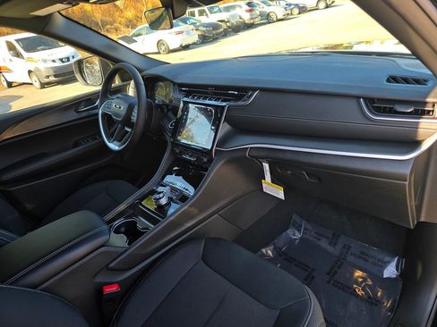 New 2025 Jeep Grand Cherokee Laredo X w/ Luxury Tech Group I image 27