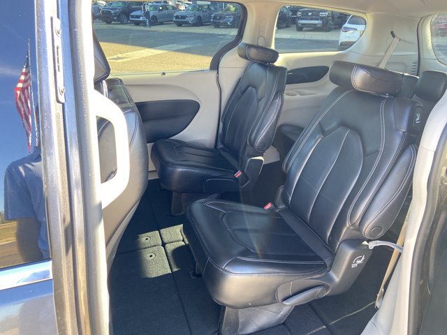 Used 2023 Chrysler Pacifica Touring-L FWD image 16