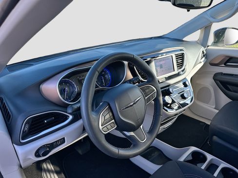 Used 2024 Chrysler Voyager LX image 9
