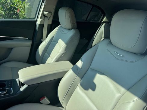 Used 2019 Cadillac XT4 Luxury w/ Cold Weather Package FWD image 7