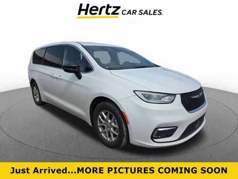 Used 2025 Chrysler Pacifica Select image 1