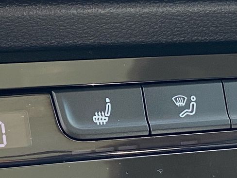 Certified 2023 Volkswagen Taos SEL AWD/4WD image 16