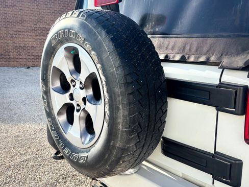 Used 2016 Jeep Wrangler Unlimited Sahara image 8